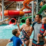 Pohled na vnitřní bazény a relaxační zóny v Aquaworld Lipno s výhledem na jezero